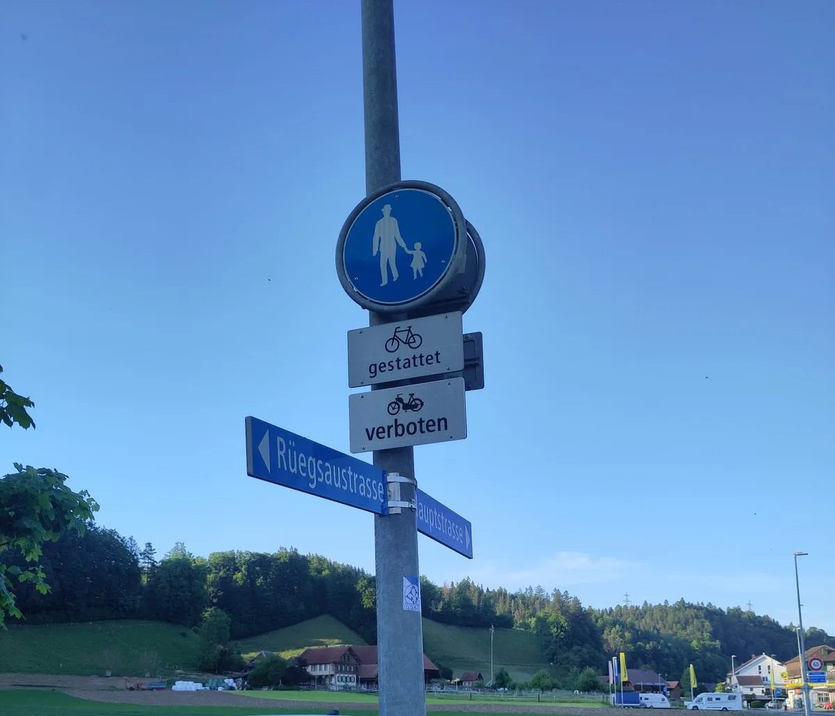 Man sieht Verkehrsschilder im Kanton Bern.